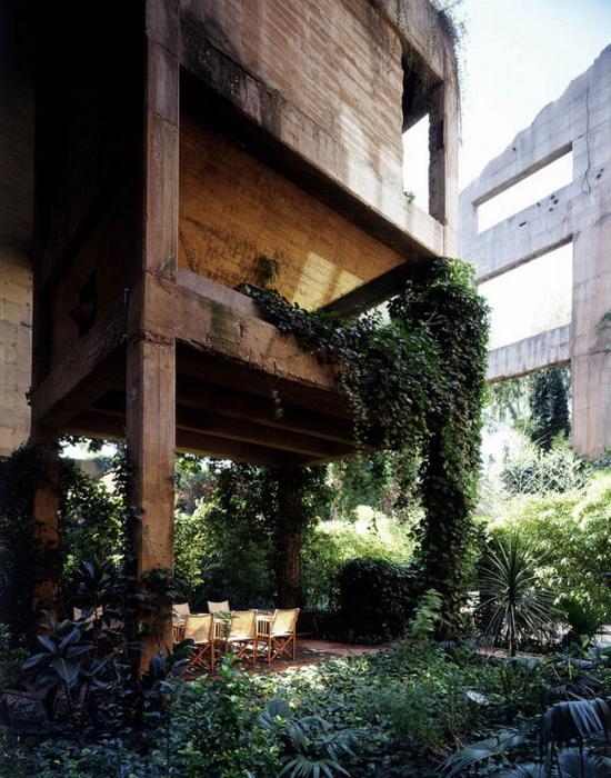 在1973年 ，当设计师里卡多·波菲（Ricardo Bofill）在一次偶然的机会在巴塞罗那发现这个包括了30个筒仓、地下室和巨型引擎室的废弃水泥厂时，开奖直播就决定将它改造成自己的建筑事务所Taller de的办公室和公寓所在。开始时，工厂就是一片废墟，在历时两年的改建后 ，曾经的废弃水泥厂现在变成了拥有办公室、建模实验室、档案室、图书馆 、放映室和大教堂在内的集办公、居住和展览于一身的大型综合体，并在棕榈树、橄榄树和柏树的掩映下傲然矗立、生机盎然。