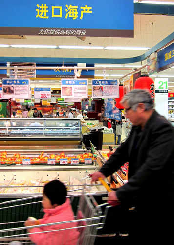 资料图：消费者在一家大型超市选购进口食品。j2开奖直播记者 陈飞 摄