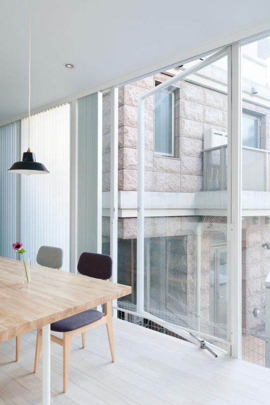 螺旋之家（Life in Spiral）是高柳英明建筑研究所（Hideaki Takayanagi）为一名设计师业主在东京的新家所带来的设计。因为建筑基地非常狭窄，于是建筑师决定创建一幢盘旋而上、呈螺旋结构的四层住宅，其中一层用作办公、楼上三层则为住宅之用。整幢建筑是钢板与玻璃结构，住户可以通过调整窗帘和百叶窗来获得隐私或者室外的全视野，有意思的是整幢住宅完全由造船工人架构而成，虽然整幢房屋的重量很轻，但足以抵抗地震。