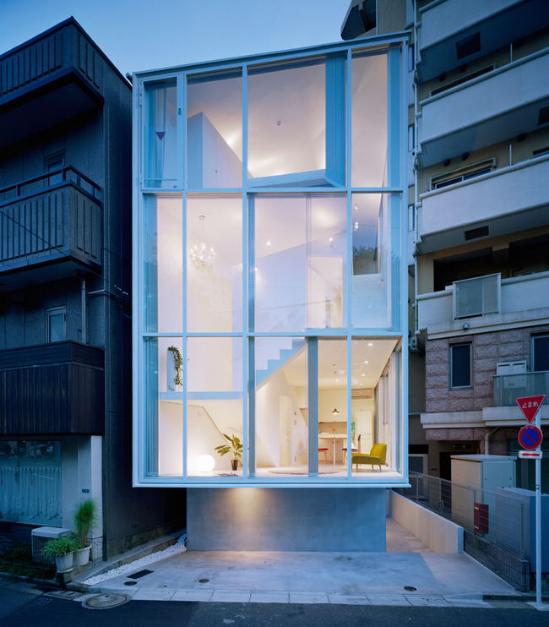 螺旋之家（Life in Spiral）是高柳英明建筑研究所（Hideaki Takayanagi）为一名设计师业主在东京的新家所带来的设计。因为建筑基地非常狭窄，于是建筑师决定创建一幢盘旋而上、呈螺旋结构的四层住宅，其中一层用作办公、楼上三层则为住宅之用。整幢建筑是钢板与玻璃结构，住户可以通过调整窗帘和百叶窗来获得隐私或者室外的全视野，有意思的是整幢住宅完全由造船工人架构而成，虽然整幢房屋的重量很轻，但足以抵抗地震。