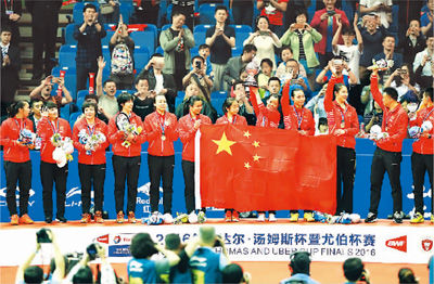 图为中国队队员和教练在颁奖仪式上。