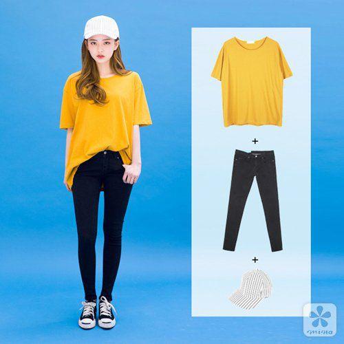 亮黄色T恤搭配黑色紧身裤、棒球帽休闲随性