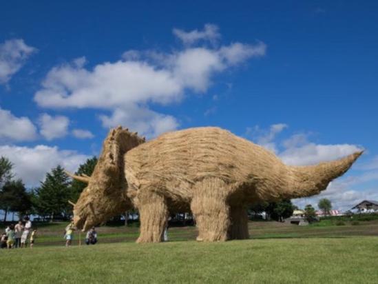 稻草回收、化身巨型恐龙雕塑