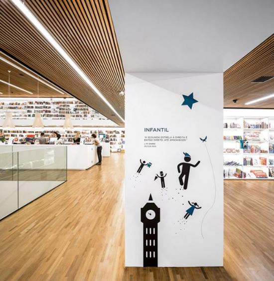 是书店，也是一个以书聚友的场所 ，这是圣保罗 Livraria Cultura 书店及设计团队 Studio MK27 的设计主旨，它不仅是一个购书商店，更希望能引人停留、引人常往，读者既能在这里找到喜欢的一本书，更能在此肆意阅读。起始层是丰富的音像制品，一组自动扶梯通往稍稍高出的中间层，里面有玩具及漫画书。