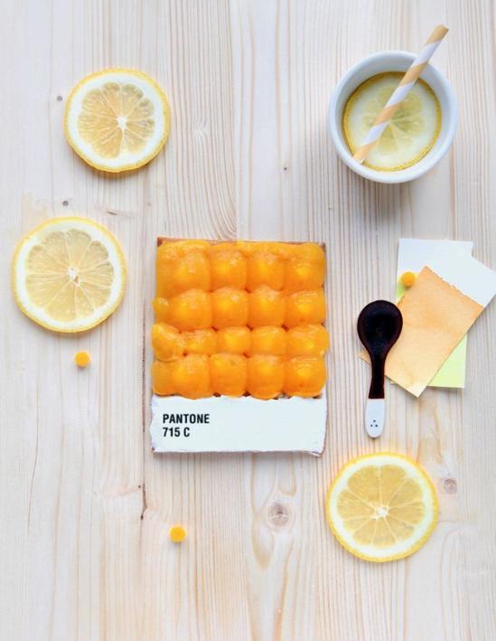 作为涵盖印刷等多领域的色彩沟通系统，彩通Pantone色卡是国际色彩的标准语言和设计师们不可或缺的工具 。法国食品设计师Emilie de Griottes从擅长的美食出发、结合色卡，为美食杂志《Fricote》开发了一系列独具特色的甜点。胡萝卜、浆果、柠檬等新鲜亮丽的食物不仅满足你的口欲，更是视觉上的盛宴。而利用最真实的自然色彩来还原色卡的本来面貌，也让色卡更平易近人。