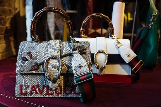 Alessandro Michele接任创意总监之后，Gucci被注入了惊人的活力。在纽约，Gucci展示了2016年秋冬系列的配饰部分，其中包括鞋子及包包等。更多的艺术元素和街头风格融入到这季配饰上，蜜蜂主题带来可爱活泼的气息，街头艺术家Trouble Andrew的涂鸦字样「G」呈现在Gucci手袋上……呈现出一场现代艺术和复古文化的强烈撞击的视觉盛宴。