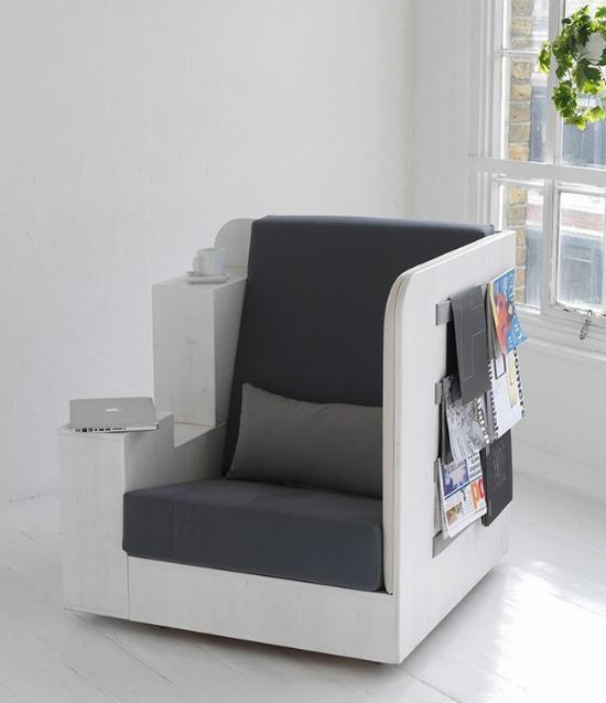一张座椅 、一个迷你「图书馆」 ，OpenBook是由伦敦设计和建筑工作室TILT所带来的一款阅读家具。书柜式的设计使得这款座椅可以存放或收纳各类书本、杂志，允许座椅外的人随时取阅书籍；而由于设计师在软垫坐位的一侧设立了与椅背齐高的软垫侧板，具备一定隔音效果，所以OpenBook也是一个舒适、安静的阅读空间。