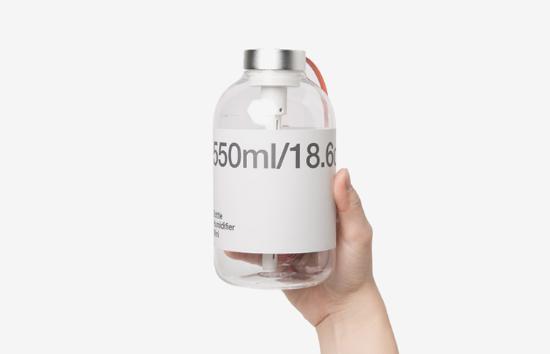 入眼的第一感觉， Bottle Mini 一定给你带来了「盐水瓶」的浓浓即视感，然而在许多细节上却又与「盐水瓶」有着截然不同的美感。事实上，韩国设计公司 Eleven Plus 正是以朴素平凡的盐水瓶为灵感，带来了这款格调不俗的输液型小瓶加湿器，让盐水瓶瞬间变成极富设计感的作品。