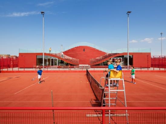 拥有六个人工岛屿，IJburg 是位于荷兰阿姆斯特丹东部地区的一个新区，目前这个地区只有一万六千名居民，所以为了吸引更多的人到这里，一系列的举措不断推出。比如开奖直播们新近成立了网球俱乐部，它拥有十个红土球场和独立的体育学院，而其中最引人注目的焦点还是「The Couch」，一个由 MVRDV 建筑事国所设计的红色、以及雕塑般的会所看台。