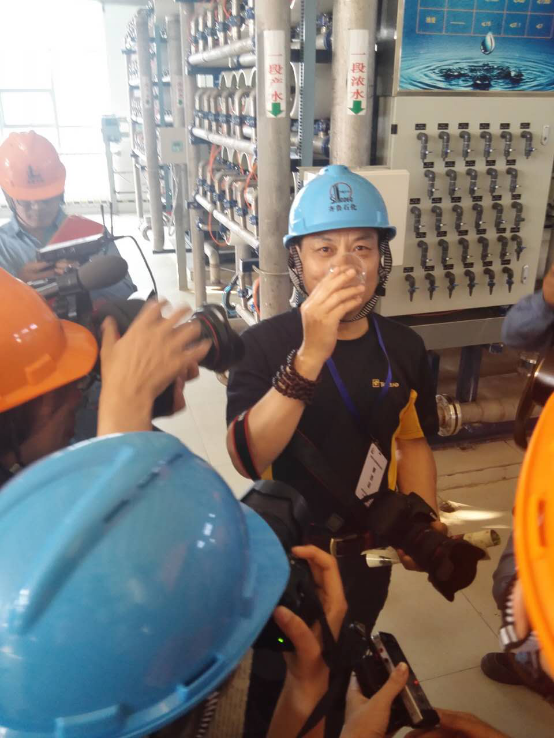 鲁网5月24日(实习记者 石磊)工业废水经过处理，不仅可以养鱼，而且竟然还能喝！记者就在齐鲁石化公司供排水厂里亲眼见到了这令人惊讶的一幕。