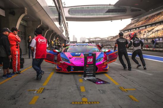 宝珀-兰博基尼Super Trofeo亚洲挑战赛首战于上周末在上海国际赛车场圆满落幕。这是此项赛事连续第五年在华举办。尽管周末行车条件欠佳，道路湿滑，但丝毫没有影响赛车手们高超技艺的发挥，为新赛季的第一场比赛全力备战。来自8个不同国家和地区的选手们上演激烈对决，展露赛道王者的巅峰姿态。