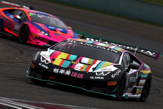 宝珀-兰博基尼Super Trofeo亚洲挑战赛首战于上周末在上海国际赛车场圆满落幕。这是此项赛事连续第五年在华举办。尽管周末行车条件欠佳，道路湿滑，但丝毫没有影响赛车手们高超技艺的发挥，为新赛季的第一场比赛全力备战。来自8个不同国家和地区的选手们上演激烈对决，展露赛道王者的巅峰姿态。