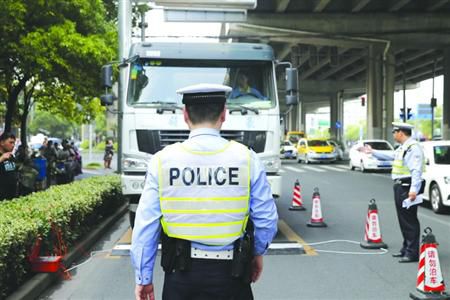 5月25日，虹口交警在逸仙路场中路临时设卡，对过往货车进行称重，以防超重车辆危及交通安全。/晨报记者 殷立勤