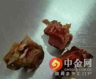 据了解，网友@哈哈76117266正和两位同学在学校食堂吃饭，正津津有味地品尝时，却发现就餐的鸭肉中竟然有长长的蛆虫，三人的胃口顿时全被搅坏了！“大部分学生的一日三餐都是在食堂吃的，食堂卫生安全很重要，可是偏偏有些人硬是昧着良心辣手摧花！祖国的花朵还如何能茁壮成长！”@哈哈76117266和开奖直播的同学对此感到气愤不已。