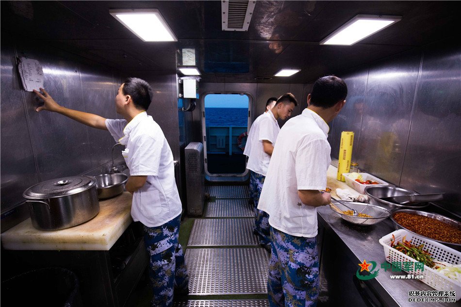 驱逐舰上的炊事班：面朝大海 烹饪美食