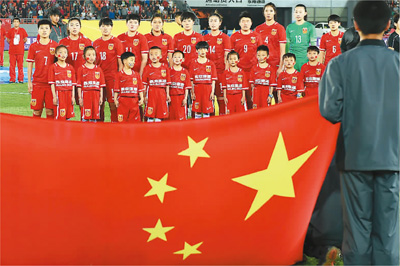 图为4月11日，中国女足球员在比赛前唱国歌。