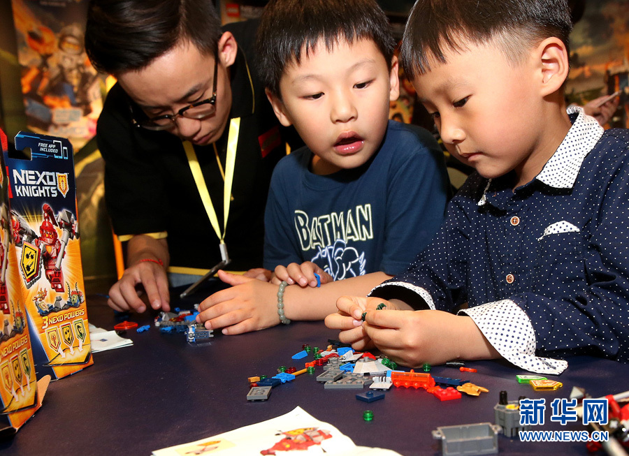 5月26日，一些幼童正在上海乐高探索中心拼搭益智积木。