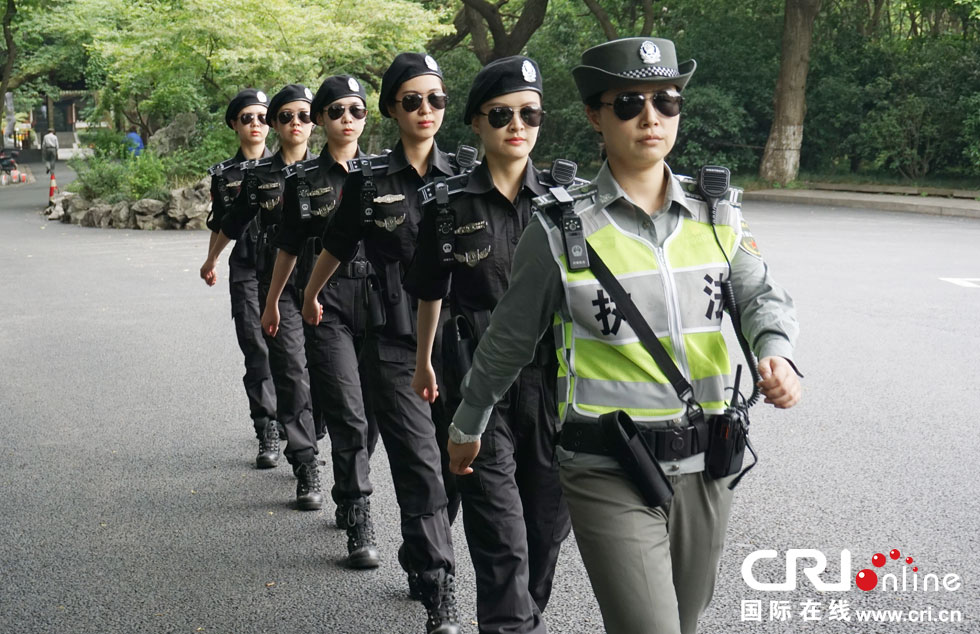 国际在线消息记者 杜军帅：清一色的贝雷帽、墨镜、蓝牙耳机、执法记录仪，迈着整齐的步伐，杭州西湖G20女子巡逻队自“五一”小长假亮相以来，受到了民众的好评。