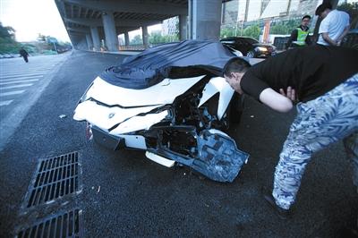 昨日凌晨3时许，李易峰驾驶兰博基尼撞到大郊亭桥墩后，车头被撞毁。新京报记者 王贵彬 摄