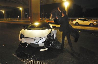 5月27日凌晨3时许，大郊亭桥，演员李易峰驾驶的兰博基尼撞上桥墩，车头撞毁。新京报记者 王贵彬 摄