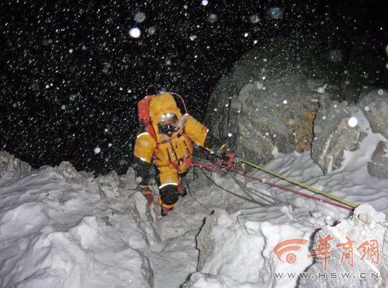 5月25日，2016年国内业余登山队成功登顶珠峰庆功会在拉萨举行，14名5月20日成功从北坡登顶珠峰的登山爱好者，领到了登顶珠峰的证书。这其中有4名女性，包括一位西安女子，她的名字叫方燕，是陕西第一位成功登顶珠峰的女性。 华商网