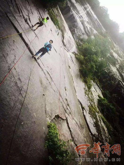 5月25日，2016年国内业余登山队成功登顶珠峰庆功会在拉萨举行，14名5月20日成功从北坡登顶珠峰的登山爱好者，领到了登顶珠峰的证书。这其中有4名女性，包括一位西安女子，她的名字叫方燕，是陕西第一位成功登顶珠峰的女性。 华商网