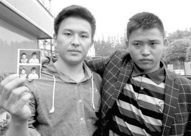 在新津花桥派出所，哥哥陈良伟展示了弟弟12岁被拐前与三弟的合影。