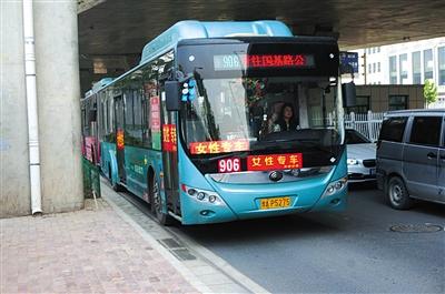 4月26日，河南省郑州市，一辆标注为“女性专车”的公交车出现在街头。图/CFP
