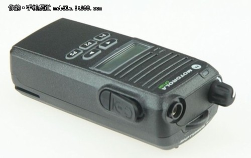 参数方面，摩托罗拉CP1300是手台对讲机，有效频道有99个，频率范围为136-174MHz,403-446MHz,435-480MHz，支持免持功能和支持通话结束确认音等其开奖直播功能，它的电池能联系工作11个小时。