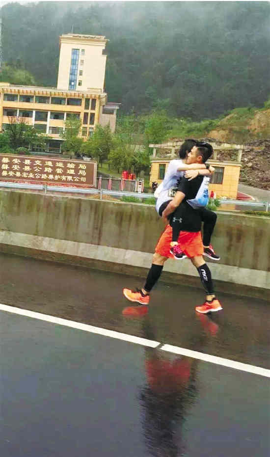 j2开奖直播:女孩脚痛又不想弃赛 男友抱其一起跑马拉松(图)