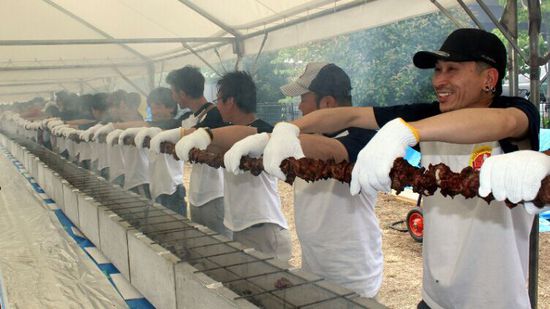 环球网综合报道据日本《每日新闻》5月30日报道， “挑战世界最长烤串”活动29日在日本全国七大烧烤都市之一的埼玉县东松山市举行。该活动经宣传平民美食家·烤鸡肉串的“全国烧烤联络协会”(以下简称‘全烤联’)认定，以25.55米的肉串长度刷新了世界纪录。