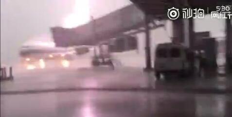 图：网曝汕头揭阳机场飞机被雷击中火光四射！微博视频截图