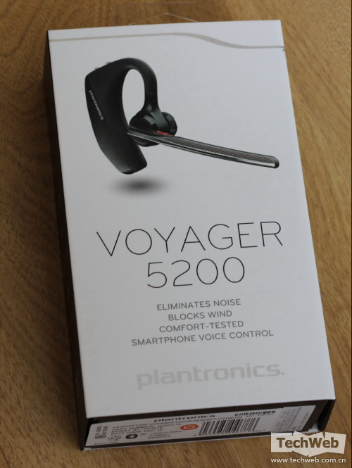 今天本港台直播拿到了这款产品，对它的第一印象是科技感丰富而且满满的商务范儿！当然对于大多数消费者来说Voyager 5200的价格并不便宜，耳机加上配套底座的价格达到了千元级别，对于一直主打通话的蓝牙耳机来说确实不便宜，那么它究竟有怎样的过人之处呢？