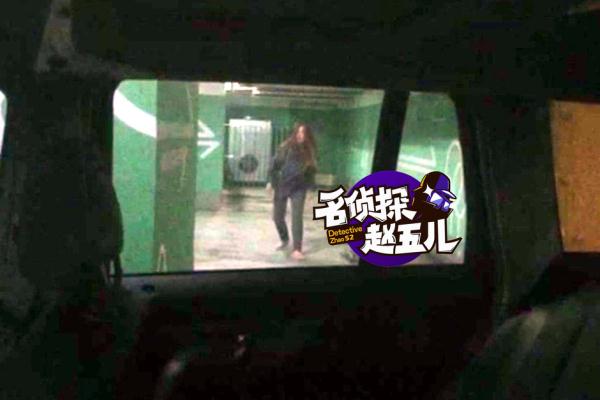 搜狐娱乐讯 据名侦探赵五儿爆料，秦海璐在地库独自“发神经”。