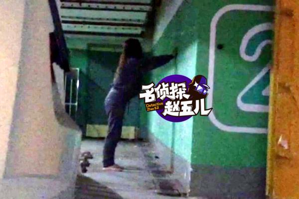 搜狐娱乐讯 据名侦探赵五儿爆料，秦海璐在地库独自“发神经”。