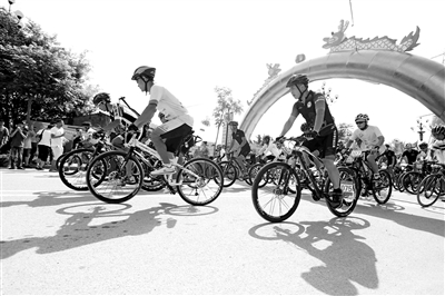 27日上午，2016年晋江市自行车文化节启动仪式曁街镇行紫帽站·骑行晋江之巅活动在紫帽紫湖水库湖滨公园举行。来自泉州、晋江等地的100多名骑友共同挑战“晋江之巅”——紫帽山。
