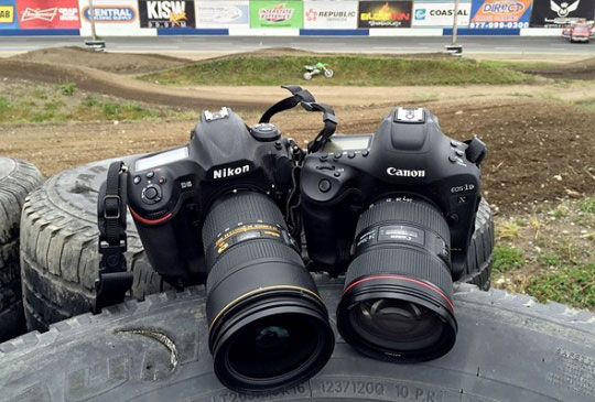 DPReview找来两名测试人员，分别拿着尼康D5和佳能EOS-1Dx MarK II相机到越野摩托车比赛现场进行拍摄，之后进行对比。拍摄时，尼康D5搭载的是24-70 F2.8E VR、70-200 F2.8G VR II和300mm F4 PF三枚镜头，而佳能EOS-1Dx MarK II搭载的是11-24mm F4,、24-70mm F2.8和70-200mm F2.8 IS II三款EF镜头。对比测试结果如下。