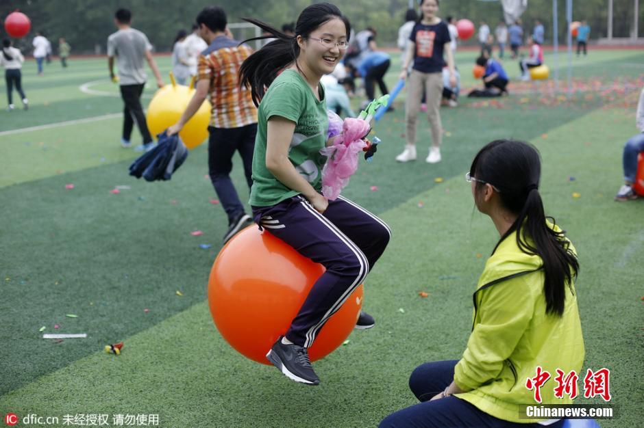 下午3时20分，下课铃刚响，合肥一中高三年级部的学生们便冲向了操场。“请家长志愿者们拉开绳子。”随着老师一声令下，2200名学生立即冲向气球堆里，开始了“疯狂踩气球”。 东方IC 版权作品 请勿转载