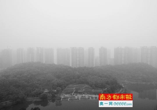 2015年12月23日上午9时许，江门蓬江区灰霾袭城。空气监测显示多个子站出现重度污染。南都记者 郑俊彬 摄(资料图)