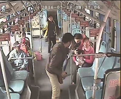 监控记录下了小乘客在公交车昏厥的一幕。