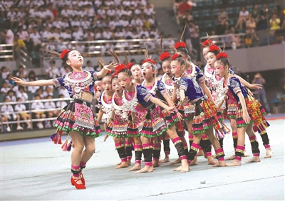 昨日是“六一”国际儿童节，晋江市第二实验小学一、二校区近3000名师生带着希望和祝福，欢聚祖昌体育馆，参加以“弘扬和善美德，放飞心中梦想”为主题的第十七届校园文化艺术节活动。