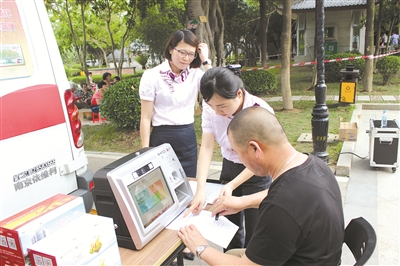 记者从晋江农商银行获悉，截至5月底，晋江农商银行各项存款余额突破300亿元大关，达309.73亿元，比年初增加42.57亿元、增幅15.93%，存款增量、市场份额均位居晋江市银行业首位，系全省农信系统首家存款突破300亿元的县级行社。