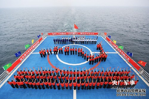 远望5号跨越领海线驶向海上测控任务海域