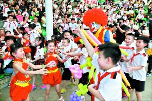 昨日，“羊城街坊学堂”儿童节专场开讲，孩子们和“小丑”一起度过儿童节。广州日报记者王燕摄