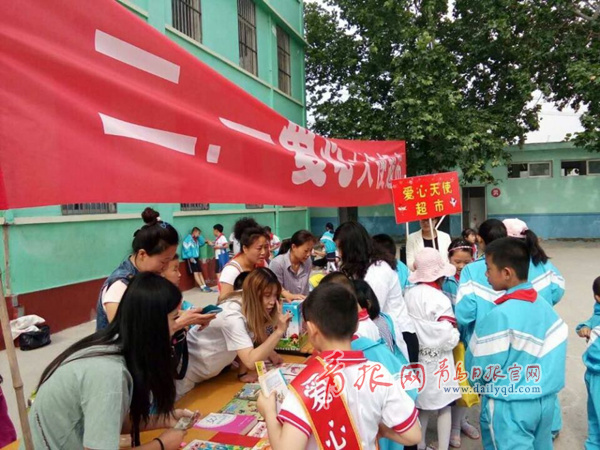 上午8点，平度市郑州路小学的“爱心义卖”活动就开始了。孩子们的摊位上，摆满了书籍、玩具、书包、篮球、足球等，这些物品被标上了“两元”、“三元”、“五元”、“十元”等不同的价格，孩子们在现场或换或买，好不热闹。（记者周伟通讯员孙京信杨龙）