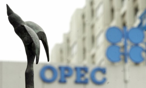 今日的OPEC会议开始前原油便短线上扬，布油重返50美元上方。随后短线下挫，由此可见OPEC会议对原油的重大影响，但此次会议预估不会对各国的产量产生质的变化，伊朗仍旧要求达到400万桶/日的制裁前水平，委内瑞拉也提及未来一年目标是日产300万桶原油。而沙特由于之前1月宣布与伊朗断交。现新石油部长上线，伊朗预与沙特改善关系。但沙特方面并未做回应，这两大产油国之前的关系恐短时间内和解无效。