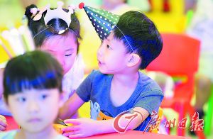儿童节放假，让家长亦喜亦忧。广州日报记者童丹摄