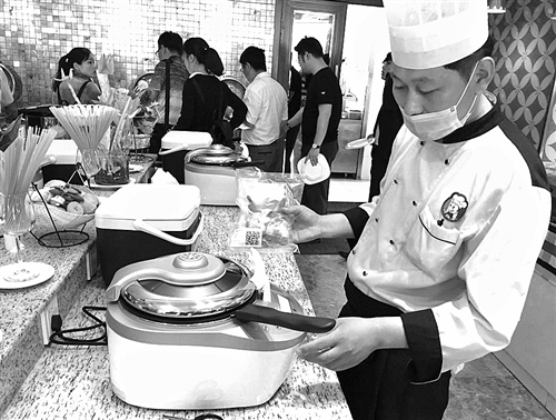 经济日报青岛6月2日电（记者 刘成、通讯员矫超）国内首款智能烹饪机器人日前亮相青岛。