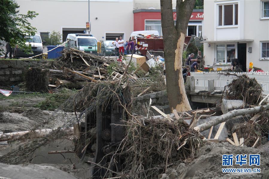 6月3日，在德国南部巴伐利亚州因河畔辛巴赫镇，大水退去后街道一片狼藉。