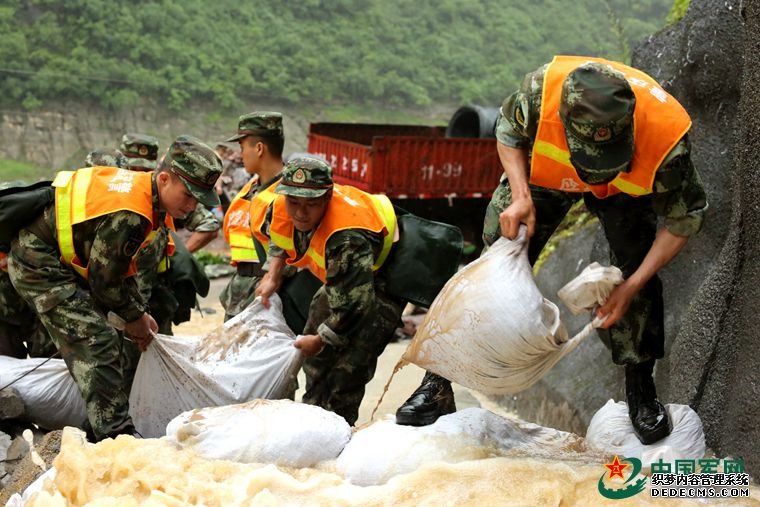 重庆：强降雨导致国道被毁 武警官兵紧急救援